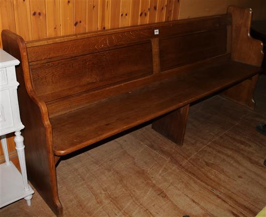Oak pew(-)